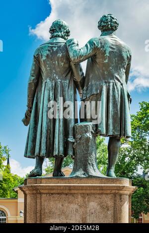 Il monumento Goethe-Schiller si trova di fronte al Teatro Nazionale Tedesco, nella Theatreplatz di Weimar, Turingia, Germania, Europa Foto Stock