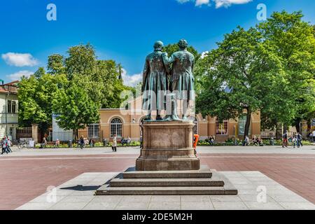 Il monumento Goethe-Schiller si trova di fronte al Teatro Nazionale Tedesco, nella Theatreplatz di Weimar, Turingia, Germania, Europa Foto Stock