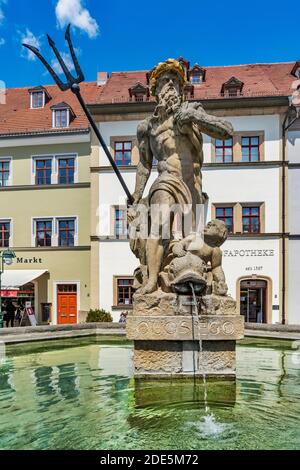 La Fontana di Nettuno si trova sul mercato di Weimar, Turingia, Germania, Europa Foto Stock