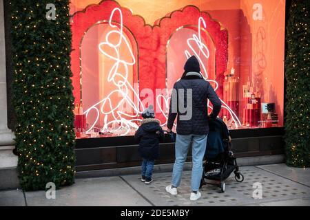 I grandi magazzini Selfridges sono pronti per i clienti a tornare dopo l'ultimo fine settimana di Coronavirus Lockdown 2, Londra, Inghilterra, Regno Unito Foto Stock