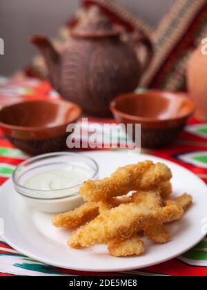 pepite di pollo - e pollo fritto impanato servito con una salsa cremosa. Stile Asiatico Foto Stock