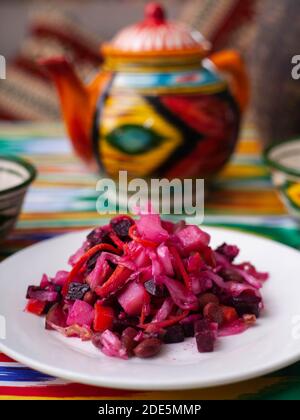 Insalata Venigret - barbabietole, patate, cipolle e crauti. Stile Asiatico Foto Stock