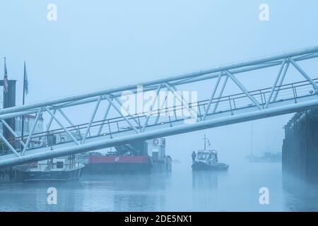 Barca al molo Butlers Wharf e al Tamigi in nebbia fitta, in nebbia e nebbiosa condizioni atmosferiche nel centro di Londra durante il Lockdown Coronavirus Covid-19, Inghilterra, Regno Unito Foto Stock