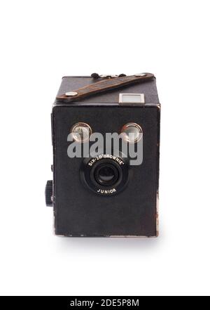 Studio di una fotocamera Box Brownie Six Junior vintage Ritagliare su uno sfondo bianco - John Gollop Foto Stock