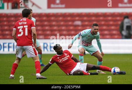 Sammy Ameobi di Nottingham Forest e Matt Grimes di Swansea City (a destra) combattono per la palla durante la partita del campionato Sky Bet al City Ground di Nottingham. Foto Stock