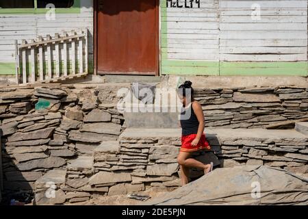 Giovane ragazza peruviana cammina giù passi a Lima, Perù Foto Stock