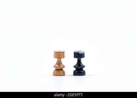 Old Chess Set - pezzi Rooks su sfondo bianco con spazio per la copia Foto Stock