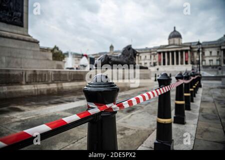 I leoni di Trafalgar Square si sono arenati per la salute e la sicurezza e per le distanze sociali nel blocco di Coronavirus Covid-19 a Londra, Regno Unito, Europa, con strade tranquille e vuote nel centro di Londra Foto Stock