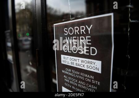 Il cartello informativo del Coronavirus Covid-19 in una finestra chiusa del negozio dice scusa siamo chiusi durante il blocco di Londra su una strada vuota dello shopping in Inghilterra, Europa Foto Stock