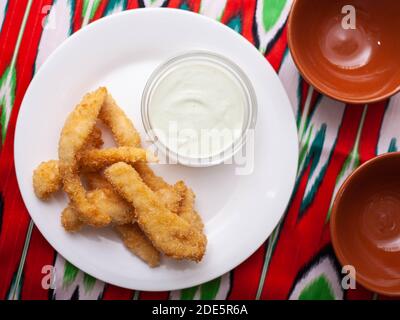 pepite di pollo - e pollo fritto impanato servito con una salsa cremosa. Stile Asiatico Foto Stock