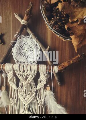 Parete in Macrame fatta a mano appesa colore bianco con piume Foto Stock