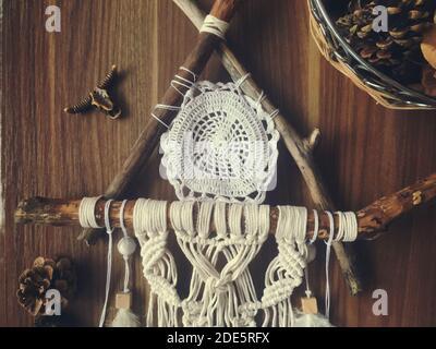 Parete in Macrame fatta a mano appesa colore bianco con piume Foto Stock