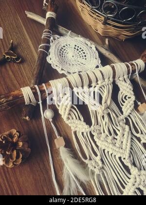 Parete in Macrame fatta a mano appesa colore bianco con piume Foto Stock