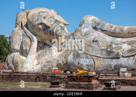 Thailandia; Gen 2020: Statua gigante di Buddha in posizione reclinata posto all'aperto, grande statua in pietra. Wat Lokayasutharam - Tempio del reclinazione Foto Stock