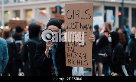 Le ragazze vogliono solo avere diritti umani fondamentali. Donna marcia anti-aborto protesta, donna che tiene bandiera e spaking nel megafono. Foto di alta qualità Foto Stock