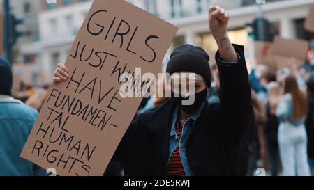 Le ragazze vogliono solo avere diritti umani fondamentali. Donna marcia anti-aborto protesta, donna che tiene bandiera nella folla. Foto di alta qualità Foto Stock