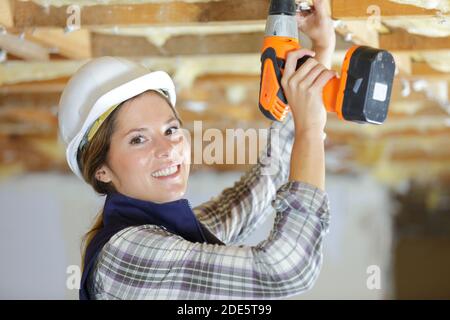 donna in casa in costruzione Foto Stock