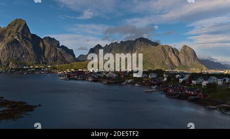 Reine, Moskenesøy, Lofoten, Norvegia - 09-01-2020: Paesaggio urbano del piccolo villaggio di pescatori Reine situato su isole con tipico rorbuer in legno rosso. Foto Stock