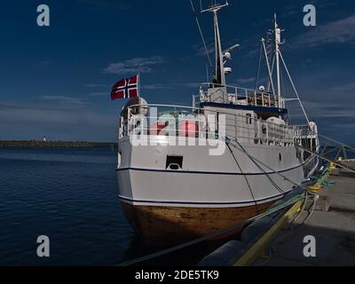 Andenes, Andøya, Vesterålen, Norvegia - 09-04-2020: Veduta della nave da attracco MS Reine usata per escursioni di avvistamento delle balene nel Mare di Norvegia. Foto Stock