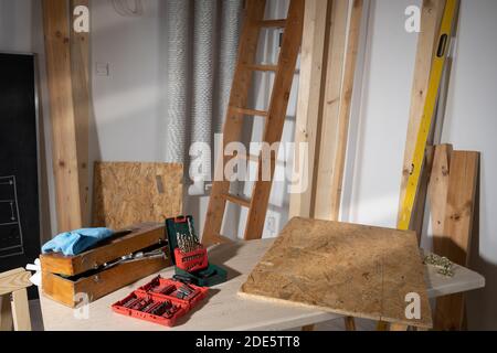 Piano di legno. Set di punte per trapano metalliche. Un set di punte per l'avvitamento in vari tipi di bulloni e viti. Foto Stock