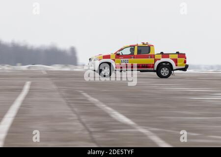 SAN PIETROBURGO, RUSSIA - 20 dicembre 2019. Aeroporto Internazionale di Pulkovo. Veicolo aeroportuale che fornisce il servizio "Seguimi" per gli aeromobili, in sella Foto Stock