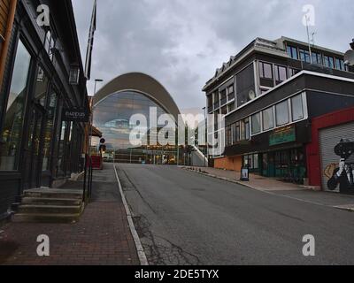 Tromsø, Norvegia - 08-23-2020: Vista della strada Cora Sandels cancello nel centro di Tromsø con Bardus bar, Fun Pub e popolare biblioteca della città (bibliotek). Foto Stock