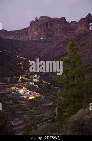 Villaggio e burrone di El Juncal al tramonto. Il Parco Rurale di Nublo. Tejeda. Gran Canaria. Isole Canarie. Spagna. Foto Stock