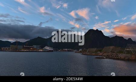 Svolvær, Austvågøya, Lofoten, Norvegia - 08-26-2020: Splendida vista panoramica di Svolvaer con tradizionali fiocchi di pesce calza in legno che asciugano i fiocchi, Scandic hotel. Foto Stock