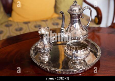 Set di stoviglie d'argento vintage con caraffa e recipiente per lo zucchero un vassoio Foto Stock