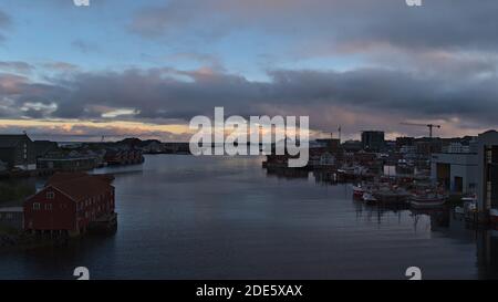 Svolvær, Austvågøya, Lofoten, Norvegia - 08-27-2020: Bella vista panoramica sul porto di Svolvaer con barche a banchina, banchine e vecchie case in legno. Foto Stock