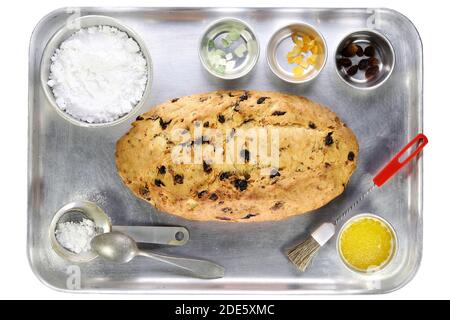 Stollen di Natale sassone tradizionale appena sfornato su una cottura in alluminio vassoio Foto Stock