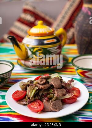 Uyghur carne fritta con pepe e verdure. Stile Asiatico Foto Stock