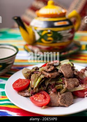 Uyghur carne fritta con pepe e verdure. Stile Asiatico Foto Stock