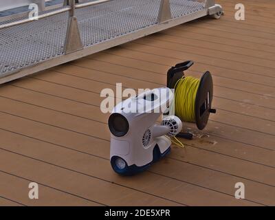 Raftsundet, Austvågøya, Lofoten, Norvegia - 08-28-2020: Drone subacqueo 'BluEye Pro' prodotto da BluEye Robotics AS, Trondheim sul ponte di una barca. Foto Stock