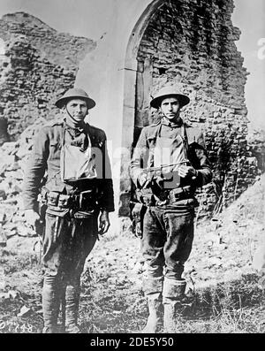 Soldati americani dal Quinto Marines nella parte anteriore di una capanna in legno ricoperta con bastoni e lascia in Menancourt, Francia durante la guerra mondiale I. Foto Stock