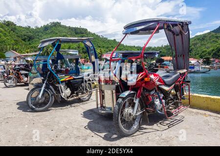 Tricicli costruiti su misura, veicoli passeggeri locali a Batangas, Filippine Foto Stock