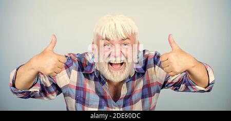 Parrucchiere per barbiere. Capelli grigi. Tipico nonno. Hipster emotivo maturo. Nonno sincero. Cura della barba e dei capelli del viso. Anziani. Uomo bearded con capelli bianchi indossa camicia a scacchi. Foto Stock