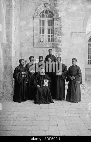 Didascalia originale: Costumi personaggi ecc. monaci copti - posizione: CA. 1900 Foto Stock