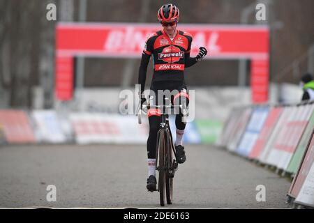 Il belga Michael Vanthourenhout festeggia mentre attraversa il traguardo per vincere la gara d'elite maschile all'evento ciclistico di Tabor, nella Repubblica Ceca Foto Stock