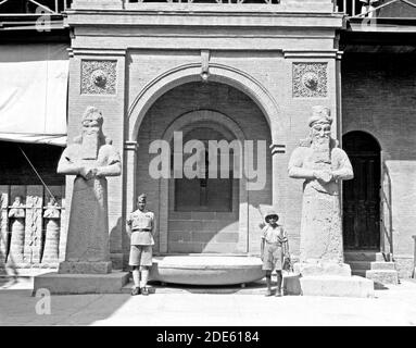 Titolo originale: Iraq. (Mesopotamia). Baghdad. Visualizza le scene e i tipi di strade. Il museo dell'Iraq. Vista ravvicinata - Ubicazione: Iraq--Baghdad ca. 1932 Foto Stock