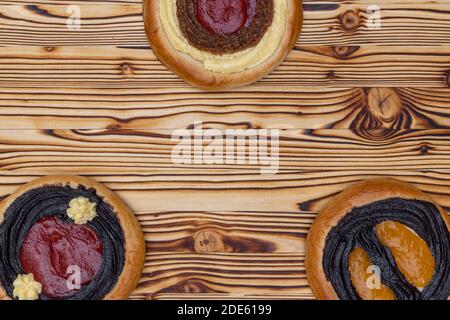 tradizionali torte ceche su legno di abete rosso bruciato Foto Stock