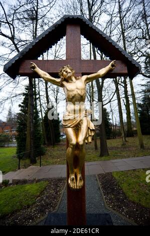 Crocifissione di Gesù Cristo al di fuori della Chiesa del Santo Prince Lazar a Bournville Birmingham Inghilterra Foto Stock