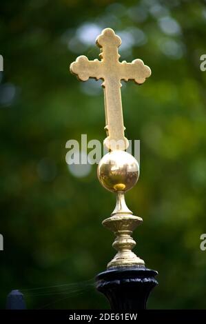 Crocifisso di ottone fuori dalla Chiesa del Santo Principe Lazar A Bournville Birmingham Inghilterra Regno Unito Foto Stock