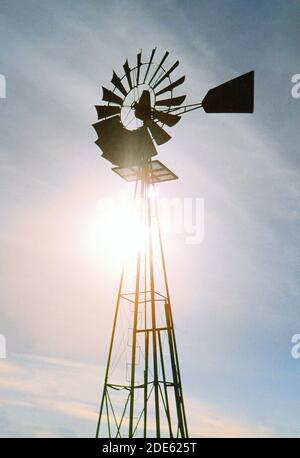 American Ranches - Vecchio mulino a vento su un americano ranch di bestiame ca. 1999-2001 Foto Stock