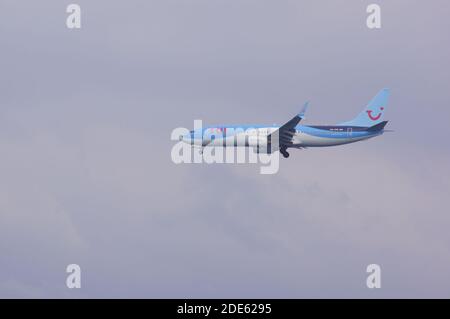 Un aereo Boeing della TUI Airways che vola verso l'aeroporto di Chania a Creta, Grecia Foto Stock