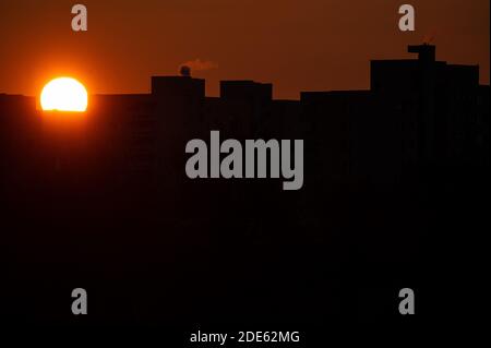 Stoccarda, Germania. 29 Nov 2020. Il sole tramonta dietro gli alti edifici. Credit: Sebastian Gollnow/dpa/Alamy Live News Foto Stock