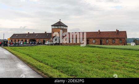 Auschwitz, Polonia - 30 luglio 2018: Auschwitz II-Birkenau gatehouse al campo di concentramento di Auschwitz Birkenau, Polonia Foto Stock