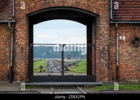 Auschwitz, Polonia - 30 luglio 2018: Le porte e la linea ferroviaria all'ingresso del campo di concentramento di Auschwitz Birkenau, Polonia Foto Stock