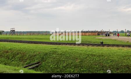 Auschwitz, Polonia - 30 luglio 2018: Linee ferroviarie che attraversano il centro del campo di concentramento di Auschwitz Birkenau, Polonia Foto Stock