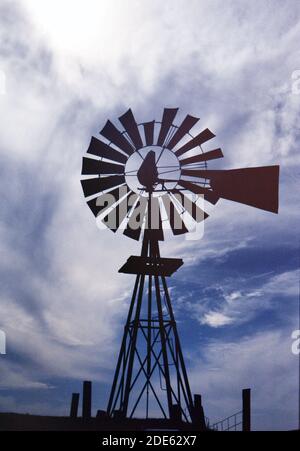 American Ranches - Vecchio mulino a vento su un americano ranch di bestiame ca. 1999-2001 Foto Stock
